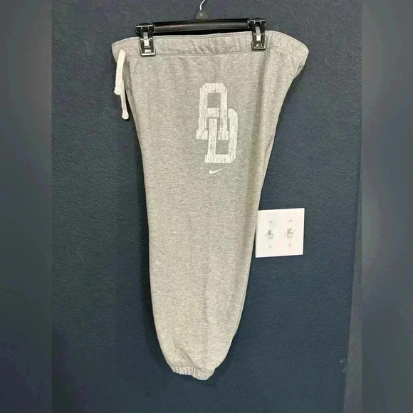 Nike women’s gray sweat pants (AD)
Sz M - Picture 4 of 4